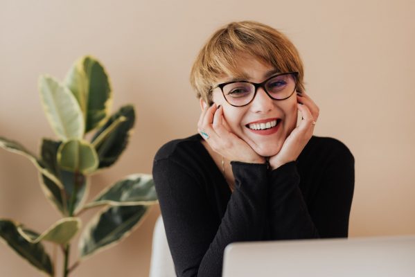 fast installment loans image of young woman with laptop