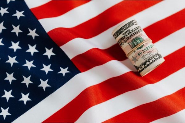 online loan image of USA flag and money