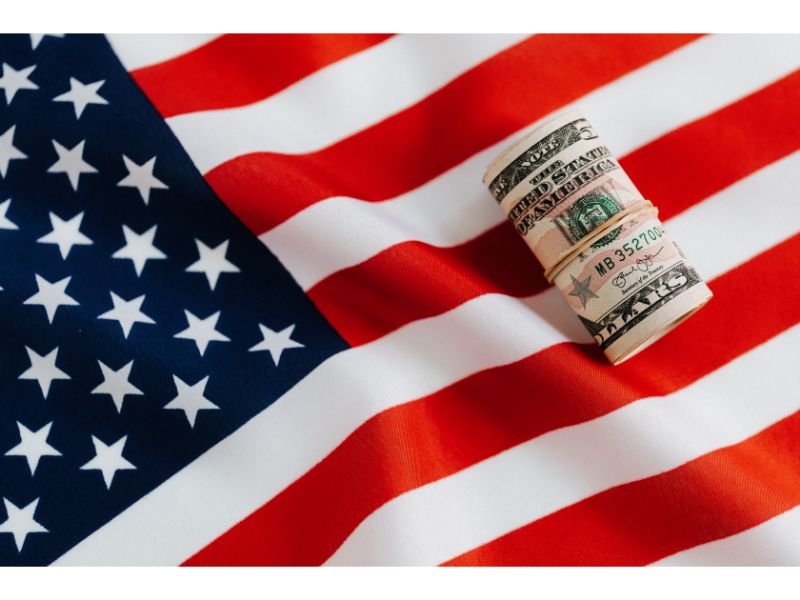 online loan image of USA flag and money