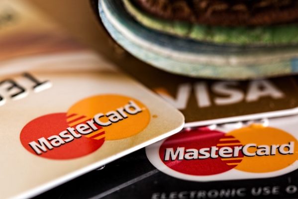 credit card debt image of visa and mastercard