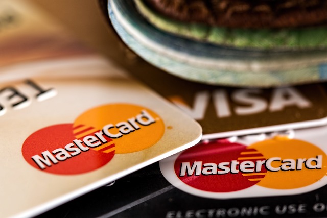 credit card debt image of visa and mastercard
