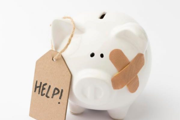 emergency fund image of broken piggy bank with help sign